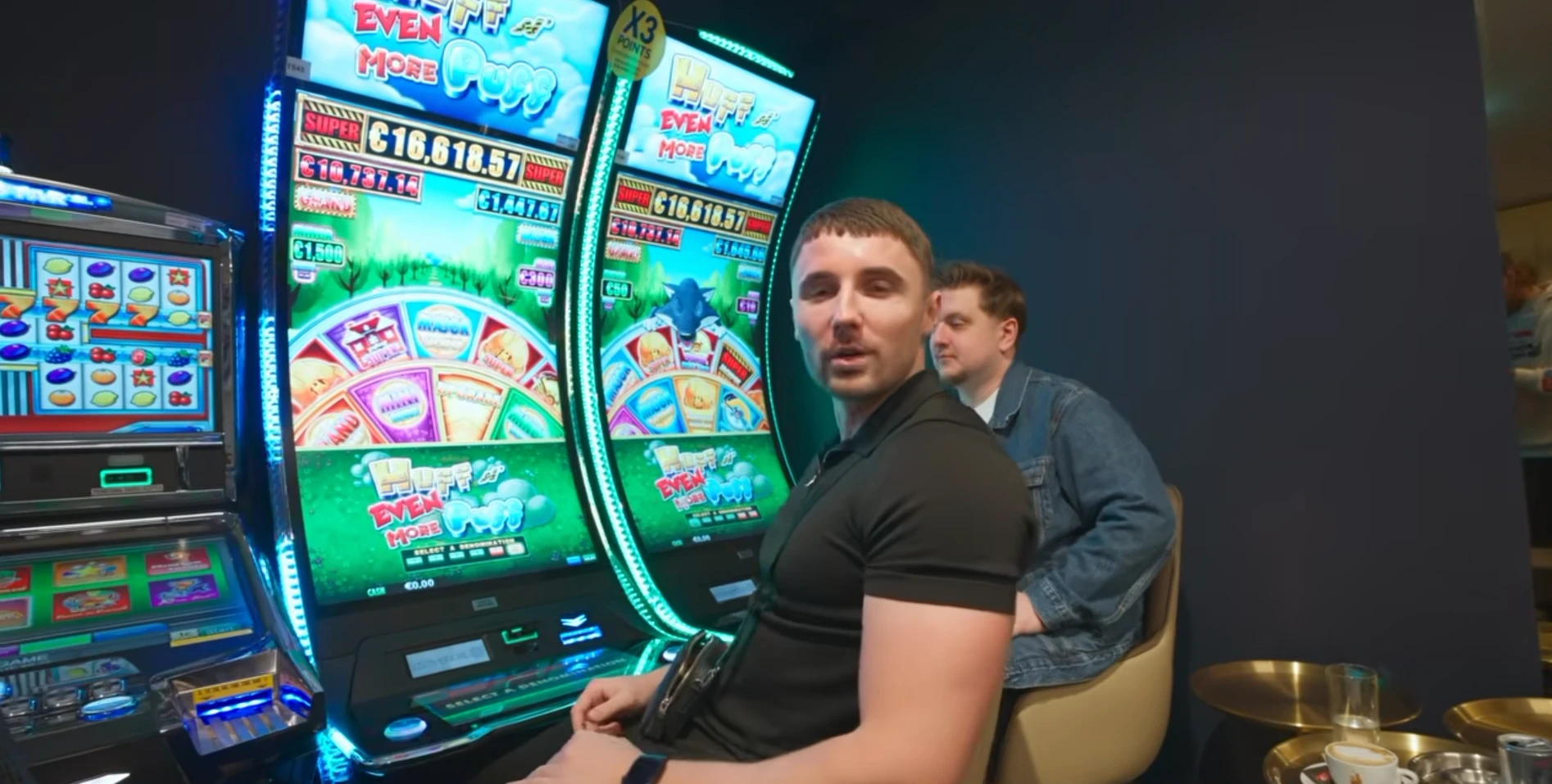 WillWin devant des machines à sous pendant une session casino